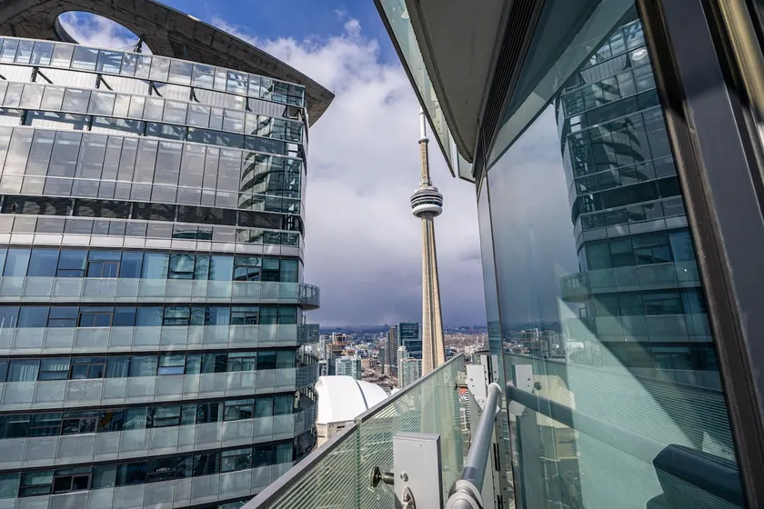 Panoramic Waterfront Skyline View + Free Parking - Image 1