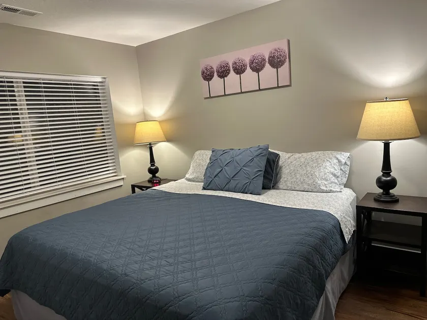 Welcoming 2 bedroom apartment with full kitchen - Image 1