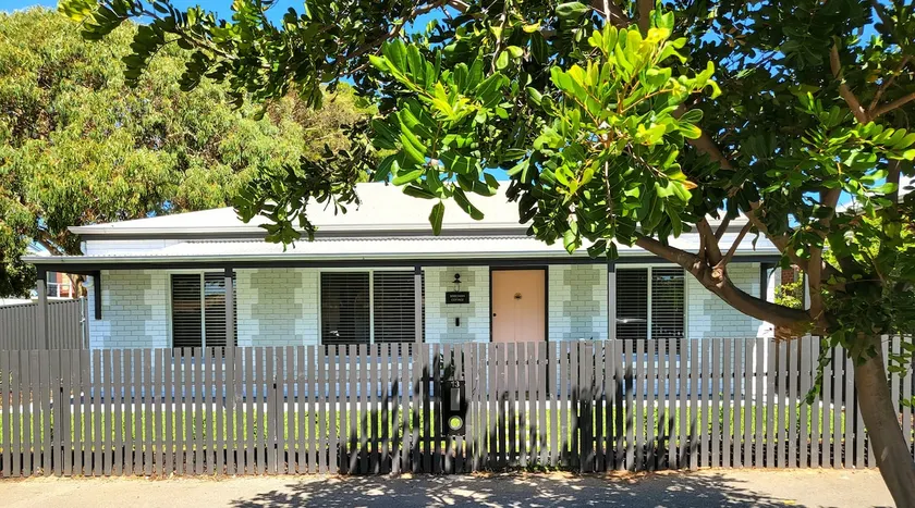 Berechiah Cottage—Stroll to Cafés & Coast - Image 1