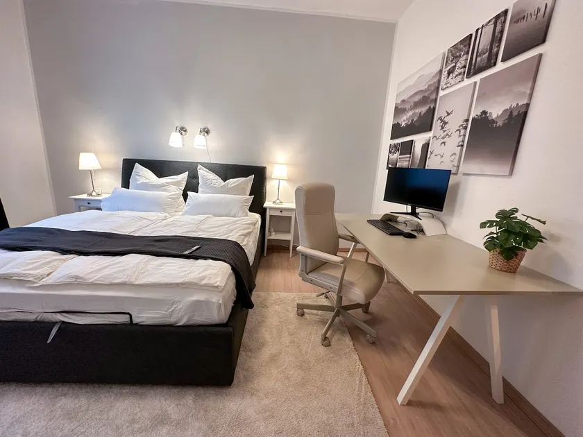 Modern City apt. -with 2 TV, Netflix and work desk - Image 1