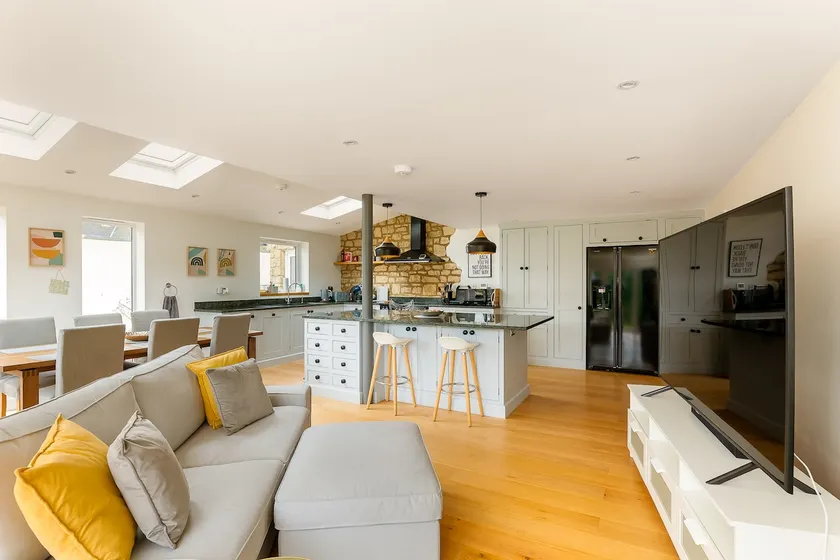 Spacious 3 Bed House with Large Garden in Aynho! - Image 1