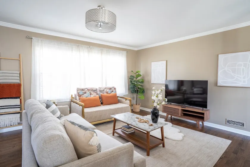 Modern Retreat Home, Movie Theatre, 3 Bed 2 Bath - Image 1