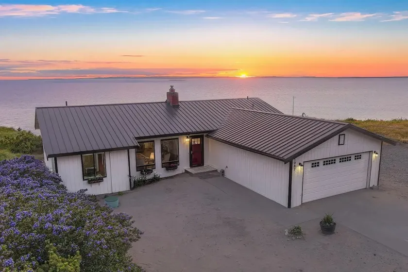 Breathtaking Oceanfront Home - Image 1