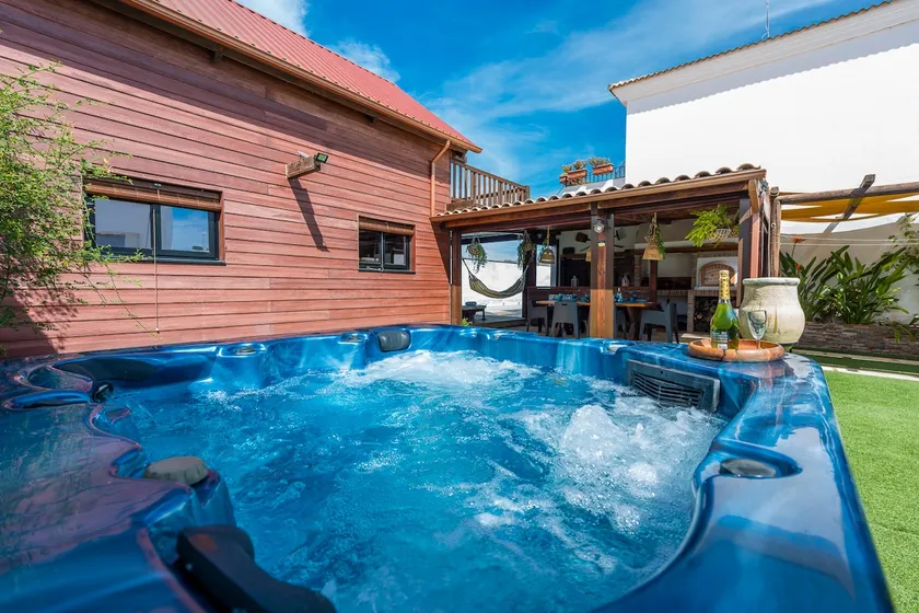 House to disconnect, spa fee applies, private BBQ - Image 1