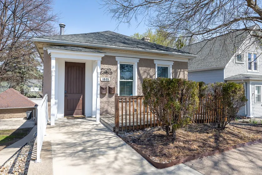 Check It Out! Great Location Large Priv w/Parking - Image 1