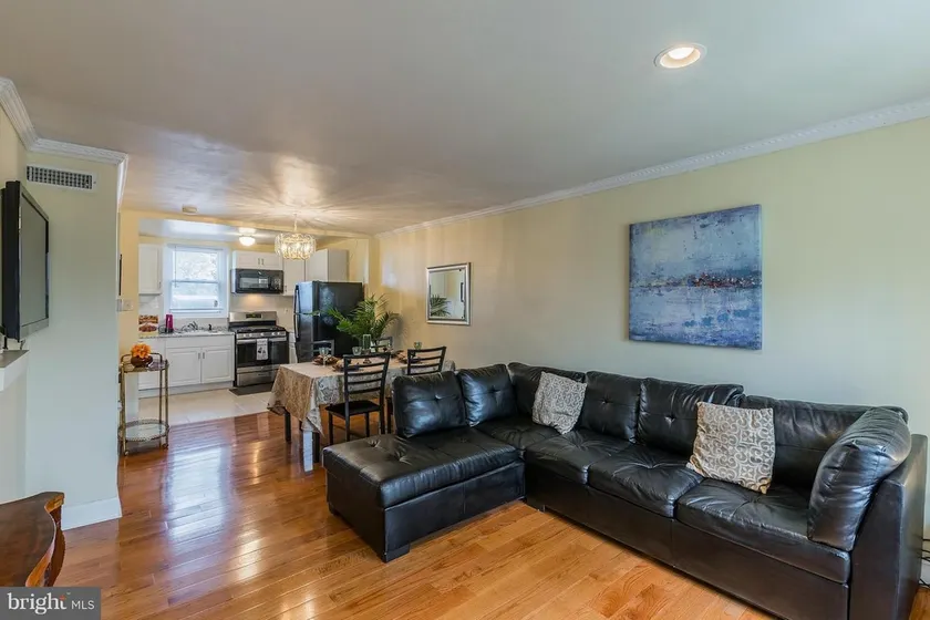 3 bd/1.5 bath Sunny next to park - Image 1