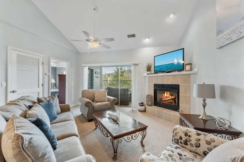 Incredible 2 bed/2 bath penthouse condo scenic natural views - Image 1