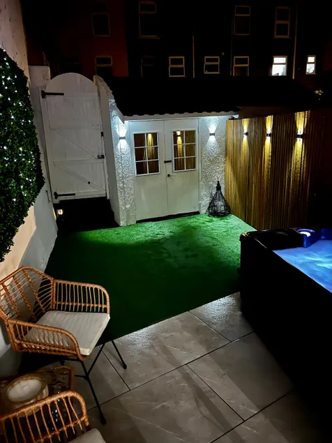 Luxe City Hot Tub: Urban Retreat - Image 1