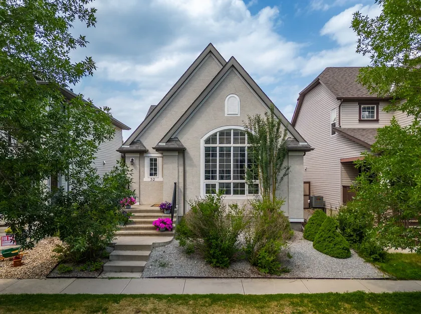 Elgin Elegance: 4-Bed Home, Sleeps 8, Pet Friendly - Image 1