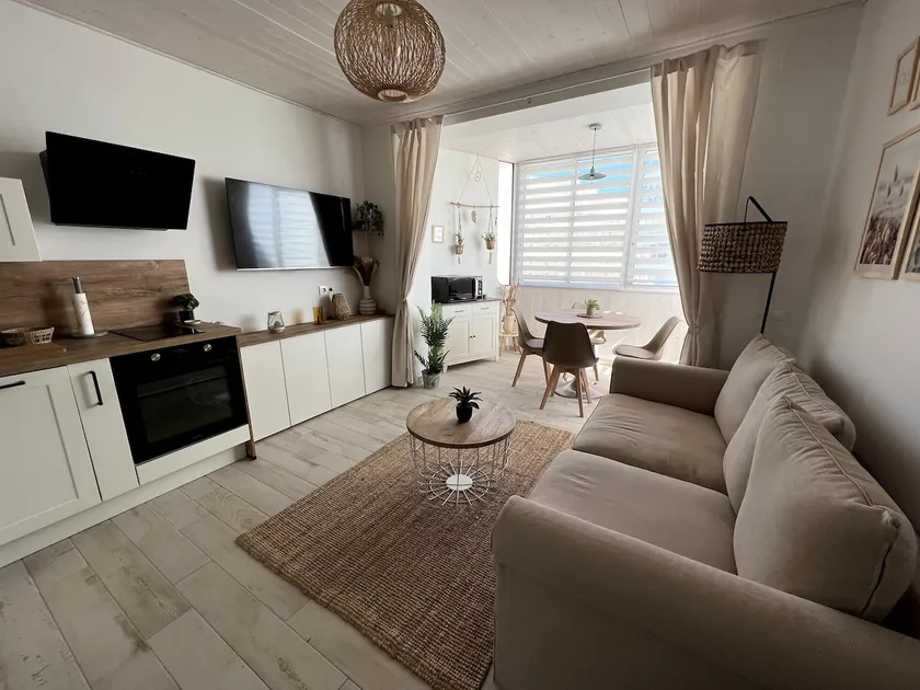 Cozy sea view apartment, 80 m from beach, parking - Image 1