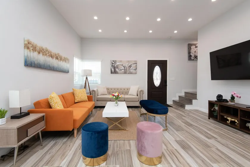 Private, Stylish, Charming 2BR/2.5BA House + Blcny - Image 1