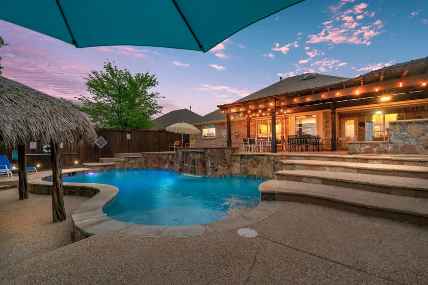 Unique heated pool & spa outdoor kitchen, game room near DFW  sleeps 10-12 - Image 1