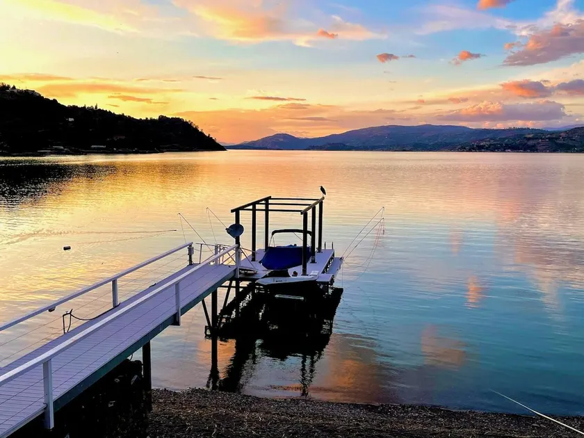 Lake Front Property Mit Million Dollar Views Mit Privatstrand und Dock - Image 1