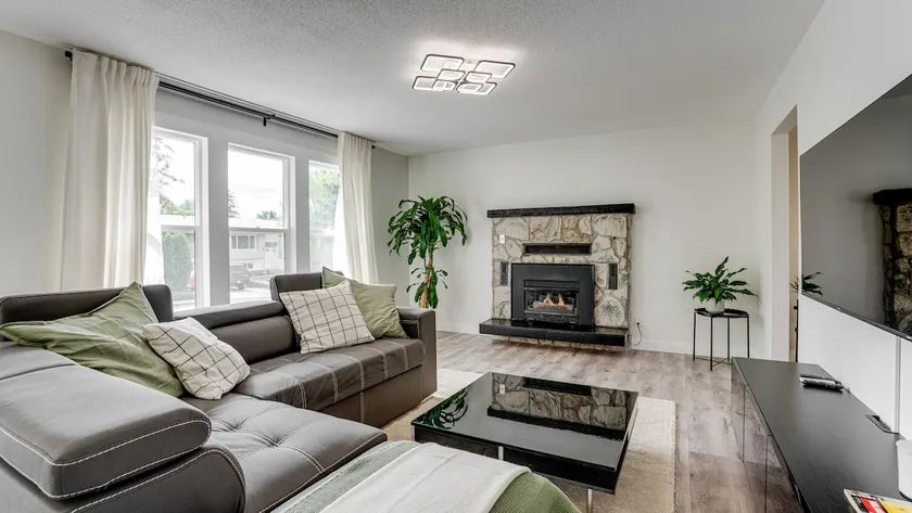 North Okanagan Jewel with hot tub - Image 1