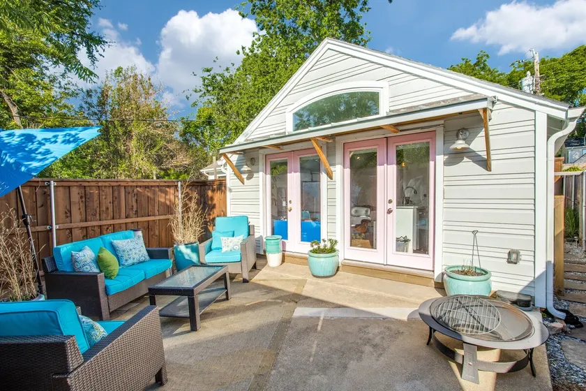 Stone Cottage Guest House at White Rock Lake - Image 1