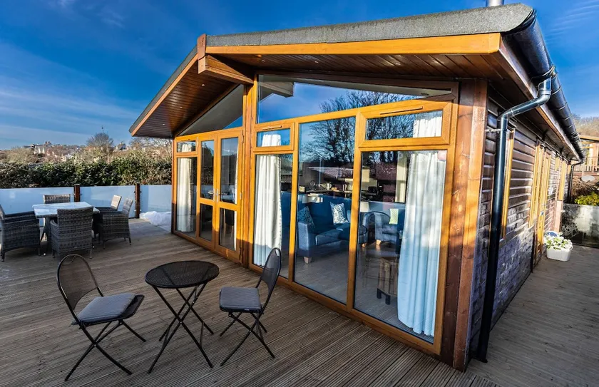 Charming Kingfisher Lodge, sleeps 5 Newton Ferrers - Image 1