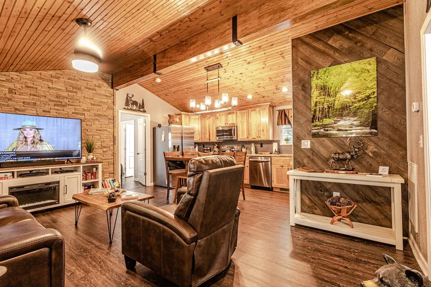 Beautiful 2/2 Cabin on Roaring Creek w/Hot Tub - Image 1