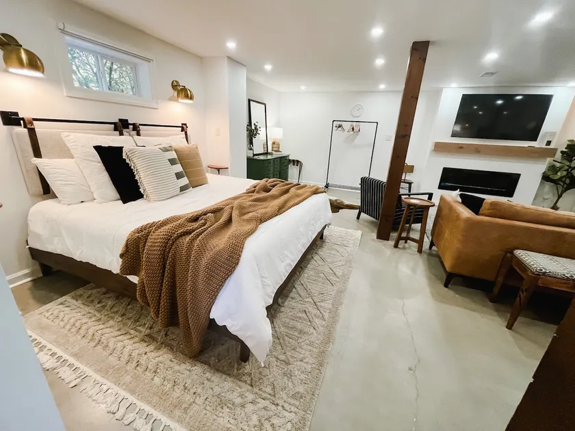 “Down to Earth”/ Private suite/King Bed/near GSP - Image 1