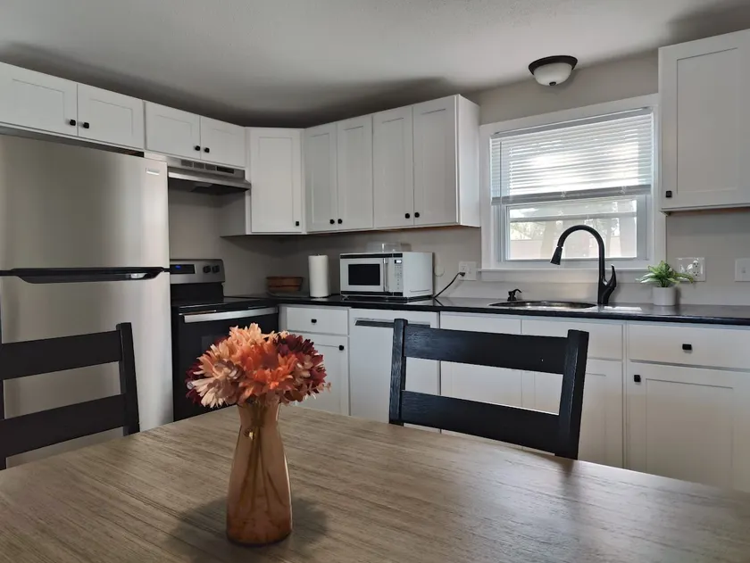 Cozy Home 5 with free parking. - Image 1
