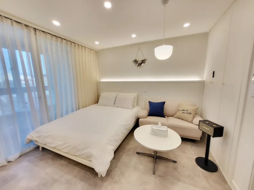 A modern house with added warmth - Image 1