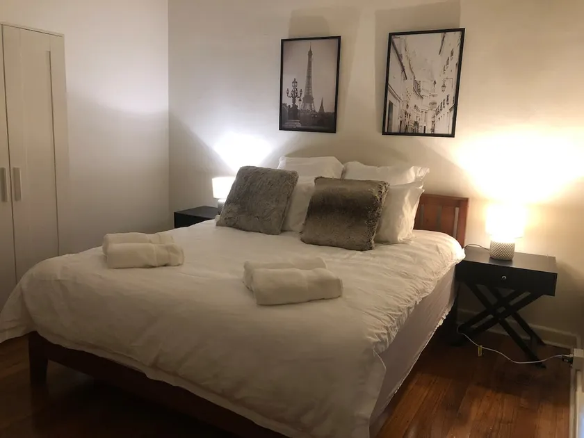 King bed,Ideal for long /short stays Richmond - Image 1