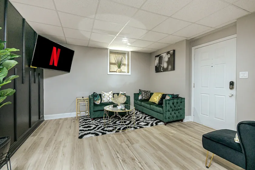 *Modern/Royal Palace/with Smart TVs* - Image 1