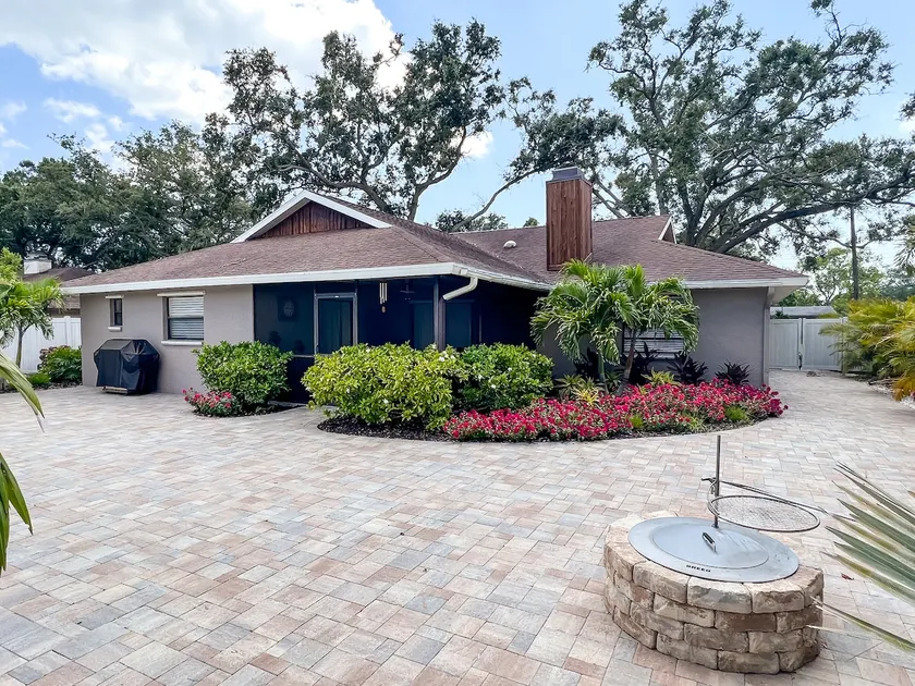 Sunny Comfort Near Beaches & Legacy Trail - Image 1