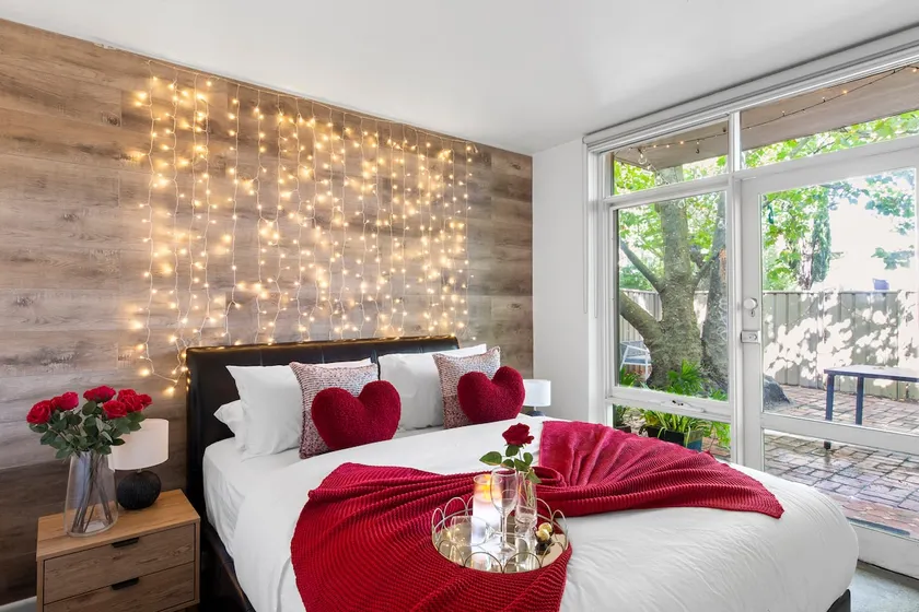Romantic Retreat with Garden - Image 1