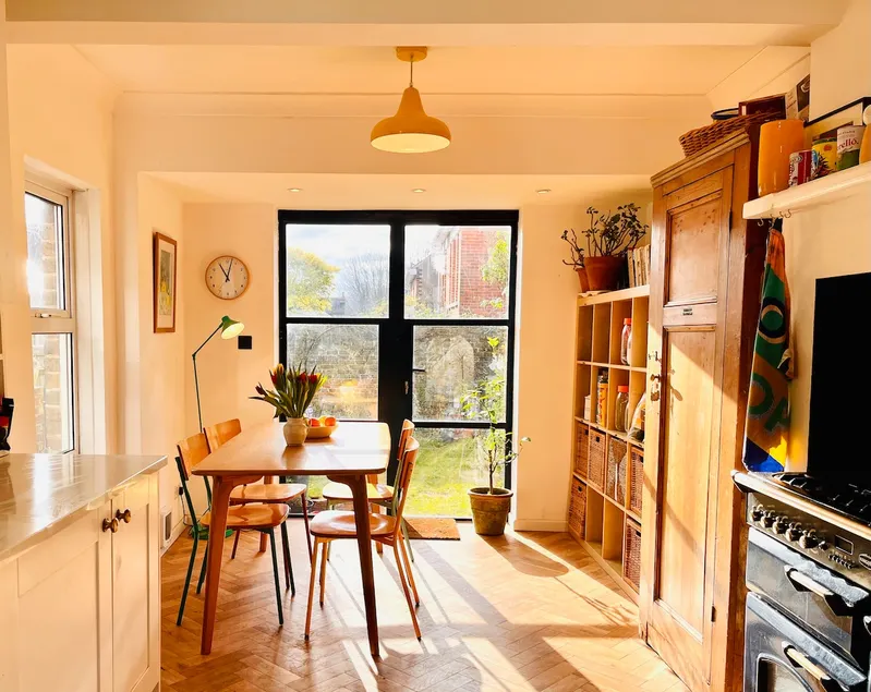 The Library House: quiet bookish getaway space - Image 1