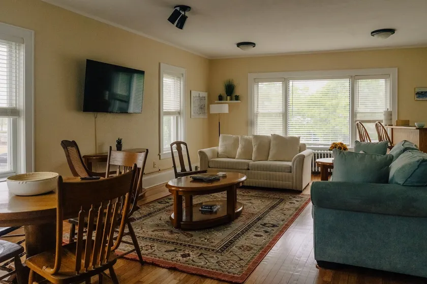 Anna's Cozy One Bedroom Lakefront Apartment - Image 1