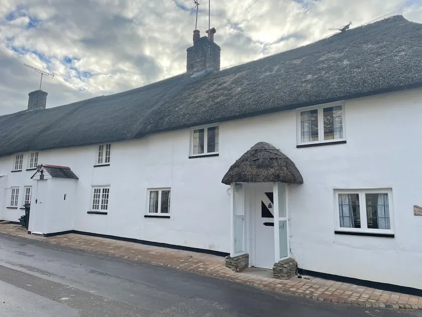 Delightful thatched cottage in beautiful sleepy Dorset village and countryside - Image 1