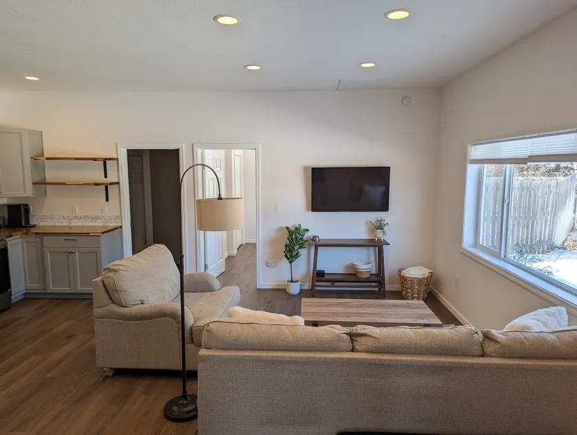 Crisp Montana Living 2BR, 7 min from airport - Image 1