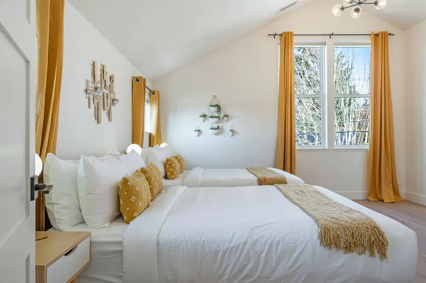 Spacious 6B4BA Close to Greenlake w/AC & Parking - Image 1