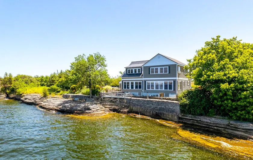 Stone Cove Cottage at Sacket on Lake Ontario - Image 1