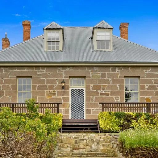 Timeless and contemporary renovated home - Image 1