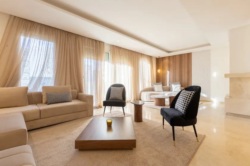 Modern 3BR with High Amenities and Stylish Decor - Image 1