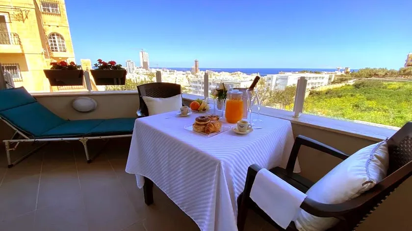 Super bright sea view apartment - Image 1