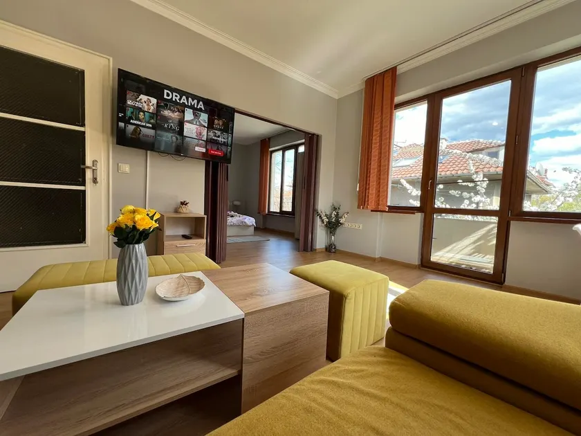 Rio Sunny 2BDR Apt near NDK, Metro, 24/7 parking - Image 1