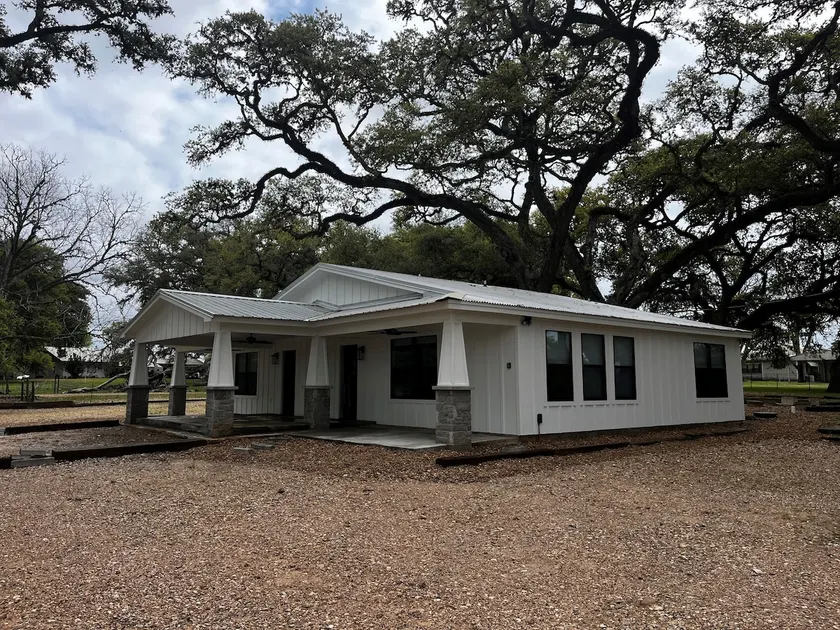1B- Country Escape Under TX Oaks! - Image 1