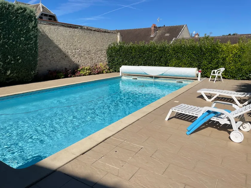 House with pool near train station - Image 1