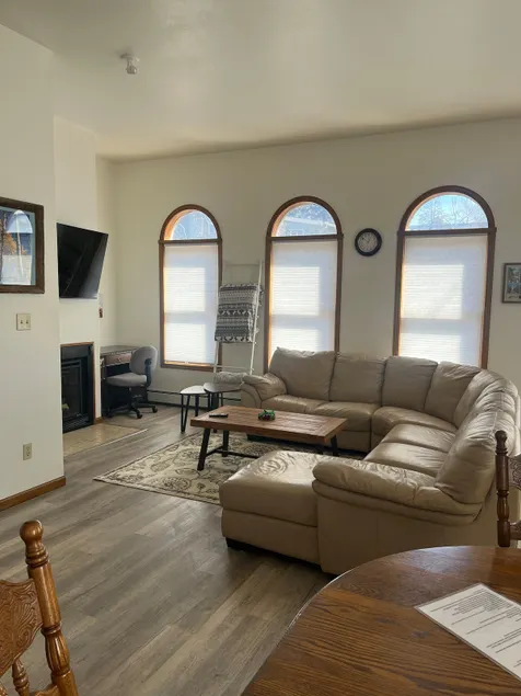 Renovated & Spacious Apartment - Image 1