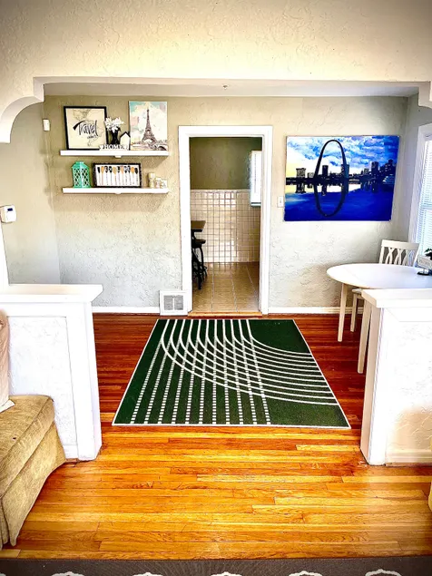 Cheerful 1-bedroom, red brick, historic home - Image 1