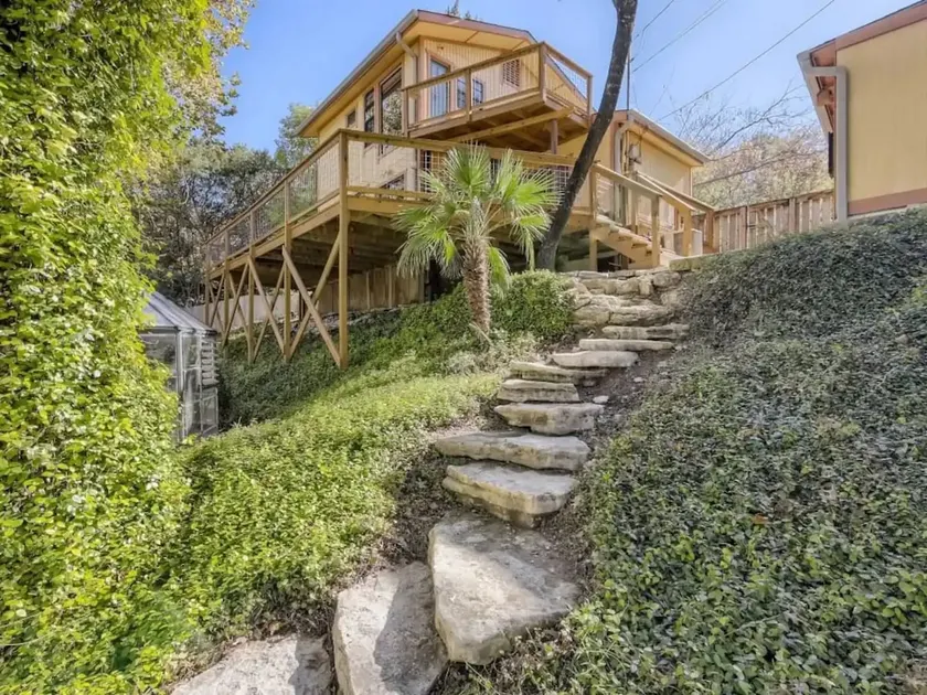 The Yellow Treehouse by the Lake - NO CLEANING FEES!!! - Image 1