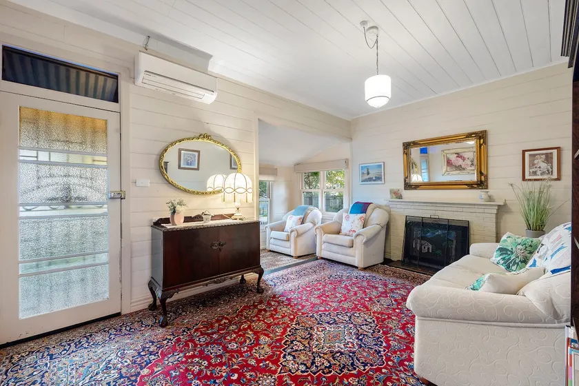 Cosy miner’s cottage in historic Korumburra - Image 1