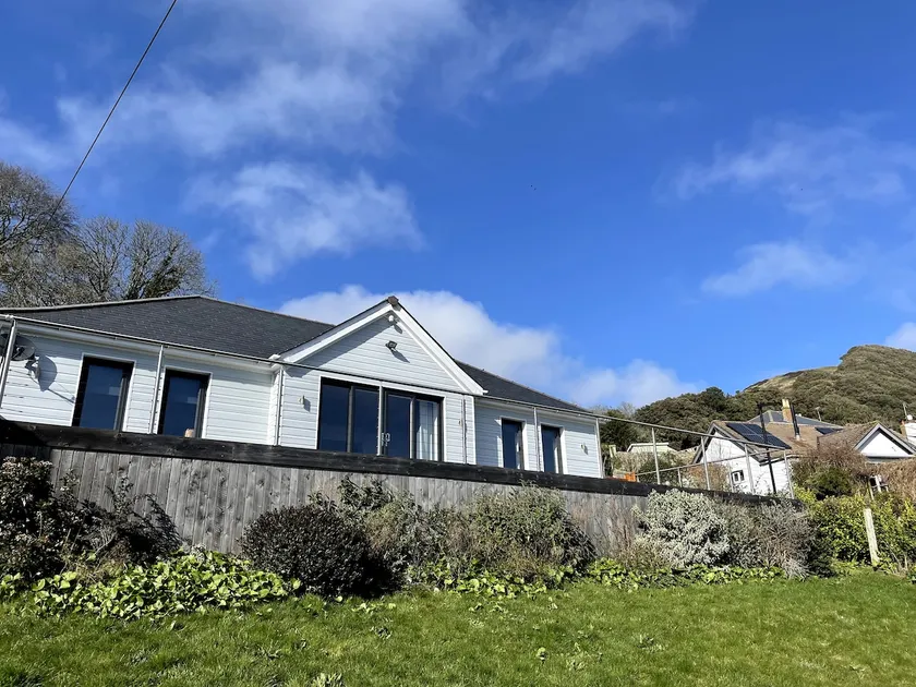 The Bungalow Ventnor with amazing sea views - Image 1