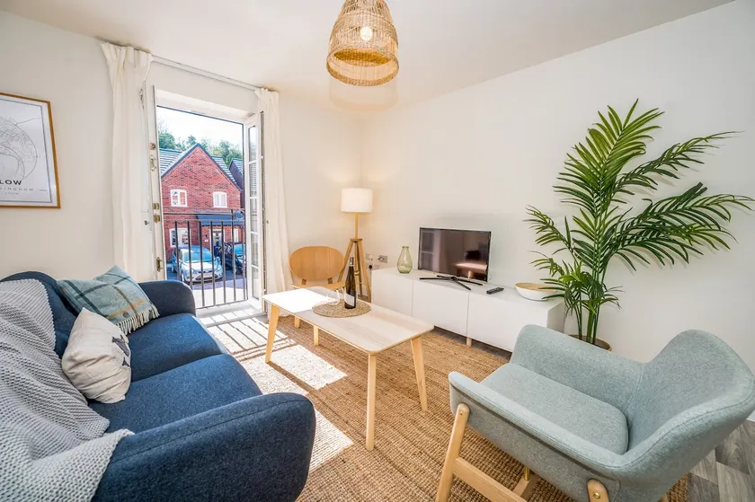 Modern 1-Bed Apartment, Stylish & Contemporary - Image 1