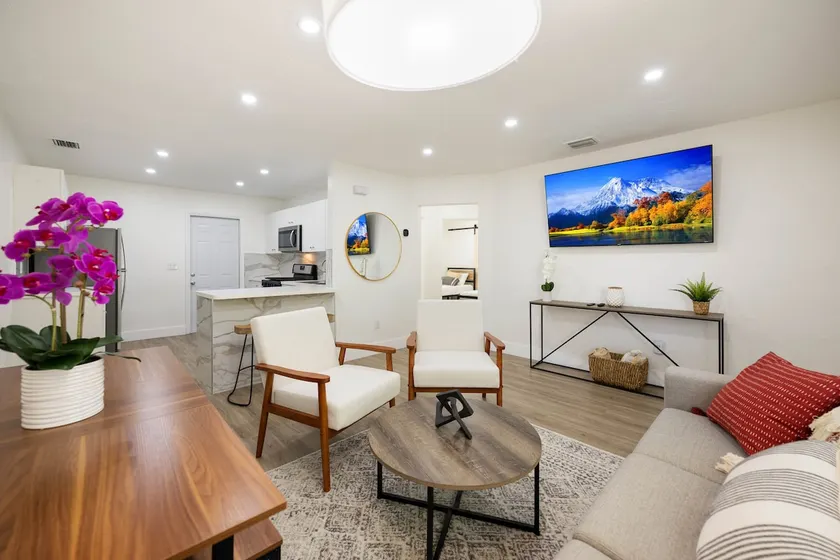 3 BR Smart home, close to airport, Fast WiFi, Patio, Grill & Free private parking - Image 1