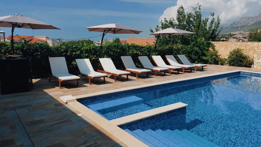 Stunning Gold Apartment with Oasis Pool - Image 1