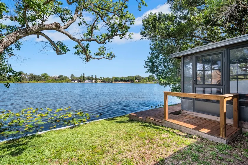 Charming Lakefront Cottage with Stunning Views - Image 1