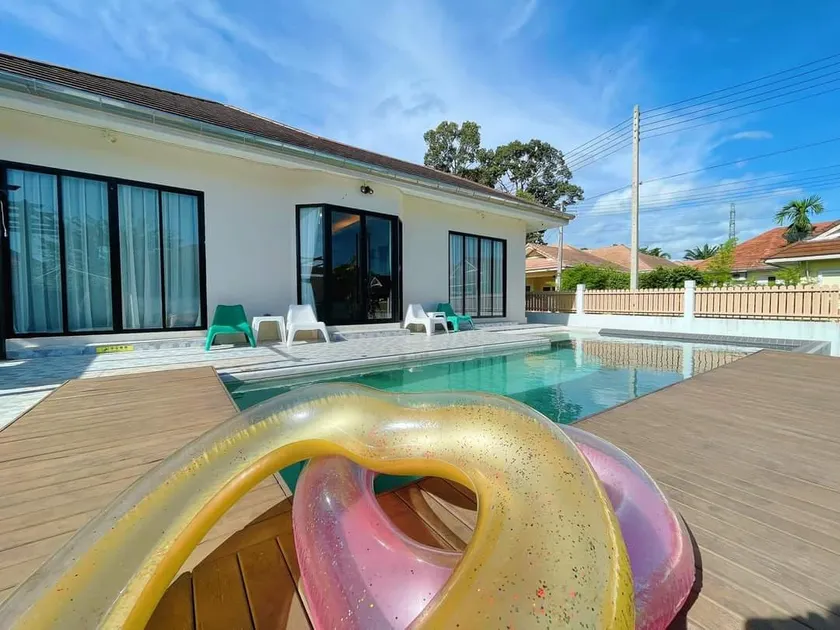 One Season Pool Villa ~ Pattaya ~ Four Bedroom Single Family Home, BBQ/Party/Big Lawn/Kitchen - Image 1